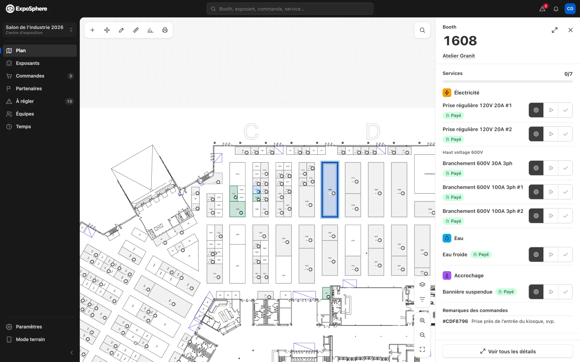 Plan d’un salon dans Exposphere : le booth 1608 est sélectionné et ses services payés sont listés à droite, prêts à installer